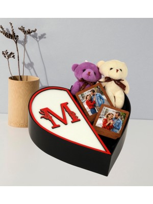 Kişiye Özel Kalpli Kutu Baş Harf Tasarımlı Kalp Kutu ve Çift Peluş Ayıcık Anahtarlık Çerçeve (Beyaz-Kırmızı)