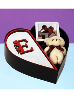 Kişiye Özel Kalpli Kutu Baş Harf Tasarımlı Kalp Kutu ve Peluş Ayıcık Anahtarlık Çerçeve Sevgiliye Özel (Beyaz-Kırmızı)