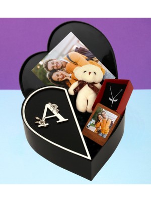 Kişiye Özel Kalpli Kutu Baş Harf Tasarımlı Kalp Kutu ve Peluş Ayıcık Anahtarlık Çerceve ve Melek Kolye (Beyaz-Siyah)