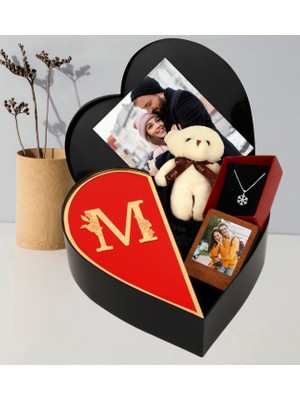 Anneler Gününe Özel Kalpli Kutu Baş Harf Tasarımlı Kalp Kutu ve Peluş Ayıcık Anahtarlık Çerceve ve Kartanesi Kolye (Kırmızı-Altın)