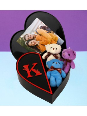 Kişiye Özel Kalpli Kutu Baş Harf Tasarımlı Kalp Kutu ve Peluş Ayıcık Anahtarlık Buketi (Siyah-Kırmızı)