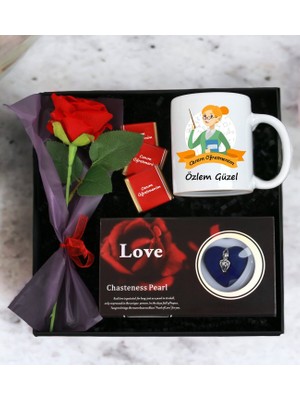 Kişiye Özel Öğretmenler Günü Tasarımlı Kupa Bardak Istiridye Kolye Madlen Çikolata ve Gül Demeti Seti (Std)