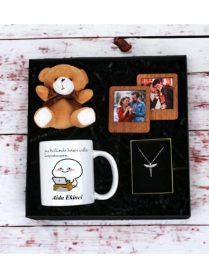 Kişiye Özel  Şu Bölüm Bittsin Tasarımlı Beyaz Kupa Ayıcık Anahtarlı Ahşap Çerçeve ve Melek Kolye Seti