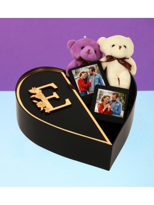 Kişiye Özel Kalpli Kutu Aynalı Pleksi Baş Harf Tasarımlı Kalp Kutu ve Çift Peluş Ayıcık Anahtarlık Çerçeve (Siyah-Gold)