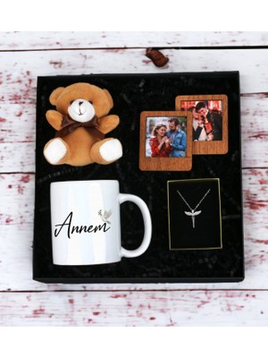Kişiye Özel  Annem Tasarımlı Beyaz Kupa Ayıcık Anahtarlı Ahşap Çerçeve ve Melek Kolye Seti