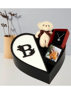 Kişiye Özel Kalpli Kutu Baş Harf Tasarımlı Kalp Kutu ve Peluş Ayıcık Anahtarlık Çerceve ve Kartanesi Kolye (Anakonda Siyah-Beyaz)