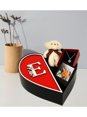 Kişiye Özel Kalpli Kutu Baş Harf Tasarımlı Kalp Kutu ve Peluş Ayıcık Anahtarlık Çerceve ve Kartanesi Kolye (Beyaz-Kırmızı)