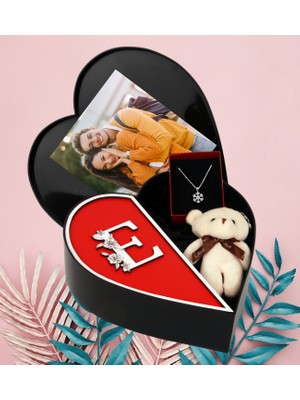 Kişiye Özel Kalpli Kutu Baş Harf Tasarımlı Kalp Kutu ve Peluş Ayıcık Anahtarlık ve Kartanesi Kolye (Beyaz-Kırmızı)