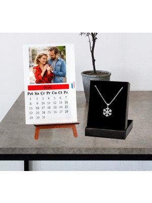 Kişiye Özel 12 Fotoğraflı 2025 Tarihli Şövale Masa Takvimi ve Gümüş Kaplama Kolye