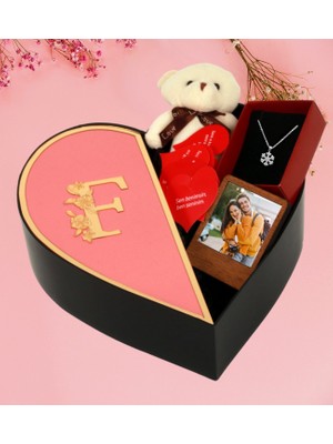 Kalpli Kutuda Kişiye Özel Baş Harf Tasarımlı Kalp Kutu ve Peluş Ayıcık Anahtarlık Çerceve Kartanesi Kolye ve Aşk Sözleri (Pembe-Altın)