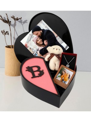 Anneler Gününe Özel Kalpli Kutu Baş Harf Tasarımlı Kalp Kutu ve Peluş Ayıcık Anahtarlık Çerceve ve Kartanesi Kolye (Pembe-Sıyah)