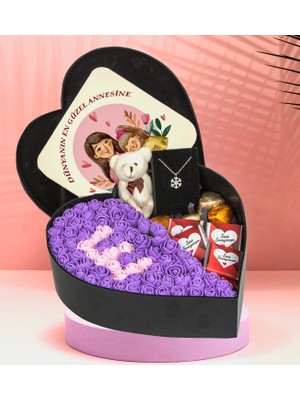 Anneler Gününe Özel Kalp Kutu Tasarımlı Kişiye Özel Baş Harfli New Kalp Kutu Çiçek Çikolata Buketi Kartanesi Kolye ve Peluş Ayıcık Anahtarlık (Mor)