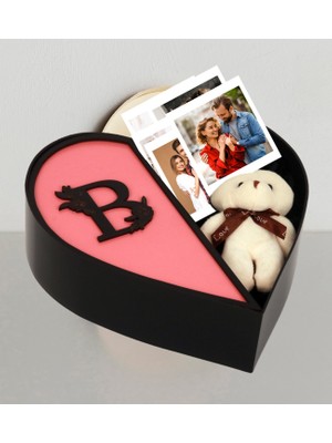 Kişiye Özel Baş Harf Tasarımlı Kalp Kutu Peluş Ayıcık 4 Adet Polokart Anı Fotoğraf Anahtarlık ve Kartanesi Kolye (Pembe-Sıyah)