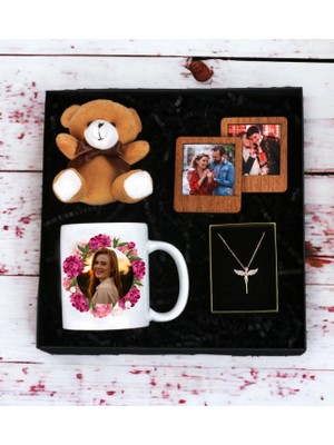 Kişiye Özel Tasarımlı Beyaz Kupa Ayıcık Anahtarlı Ahşap Çerçeve ve Melek Kolye Seti