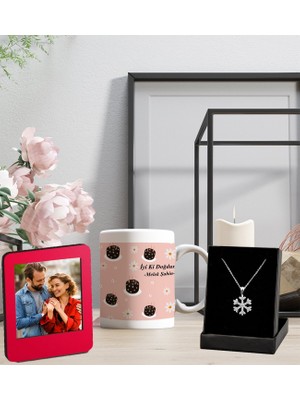 Kişiye Özel Iyi Ki Doğdun Isim Soyisim Doğum Günü Tasarımlı Kupa ve Resimli Kırmızı Çerçeve ve Kartanesi Figürlü Kolye