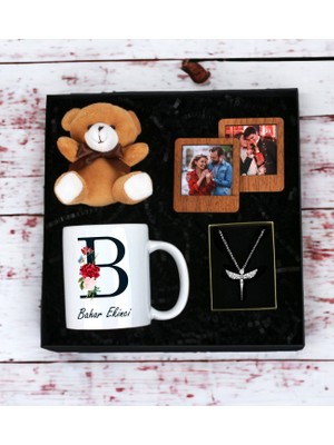 Kişiye Özel  Baş Harf  ve Isim Tasarımlı Beyaz Kupa Ayıcık Anahtarlı Ahşap Çerçeve ve Melek Kolye Seti