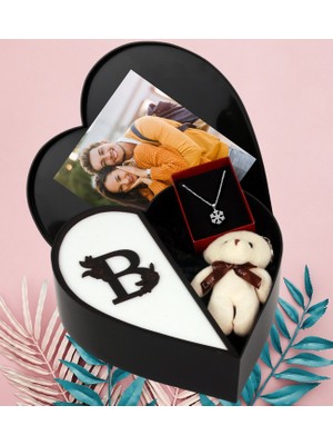 Kalpli Kutuda Kişiye Özel Baş Harf Tasarımlı Kalp Kutu ve Peluş Ayıcık Anahtarlık ve Kartanesi Kolye (Anakonda Siyah-Beyaz)