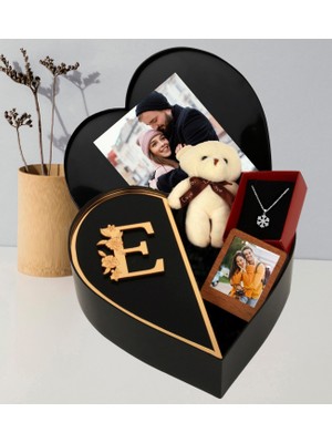 Anneler Gününe Özel Kalpli Kutu Baş Harf Tasarımlı Kalp Kutu ve Peluş Ayıcık Anahtarlık Çerceve ve Kartanesi Kolye (Siyah-Gold)