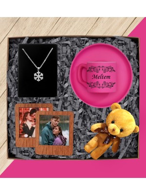Kişiye Özel Isimli Pembe Türk Kahvesi Fincanı Kar Tanesi Kolye Ayıcık Anahtarlık ve Fotoğraflı Ahşap Çerçeve Seti