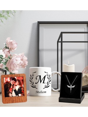 Kişiye Özel Baş Harf ve Isim Tasarımlı Kupa Bardak ve Resimli Ahşap Kahve Çerçeve Melek Figürlü Kolye