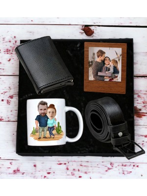 Kişiye Özel Sevgili Çift 3 Karikatür Tasarımlı Kupa Bardak Erkek Mekanizmalı Cüzdan Kemer Ahşap Mdf Siyah Çerçeve