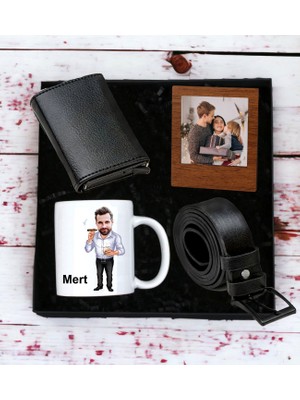 Kişiye Özel Erkek Karikatür Tasarımlı Kupa Bardak Erkek Mekanizmalı Cüzdan Kemer Ahşap Mdf Siyah Çerçeve