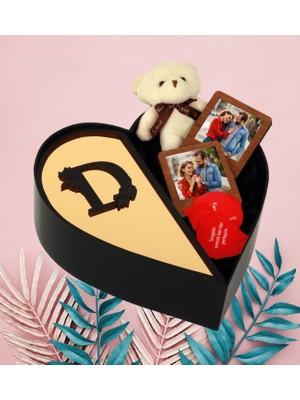 Kişiye Özel Kalpli Kutu Baş Harf Tasarımlı Kalp Kutu ve Peluş Ayıcık Çift Çerçeve ve Aşk Sözleri (Altın-Siyah)