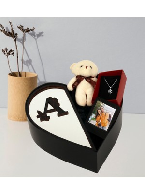 Kişiye Özel Kalpli Kutu Pleksi Baş Harf Tasarımlı Kalp Kutu ve Peluş Ayıcık Anahtarlık Çerceve ve Kartanesi Kolye
