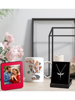 Kişiye Özel Baş Harf ve Isim Tasarımlı Kupa Bardak ve Resimli Kırmızı Çerçeve Melek Figürlü Kolye