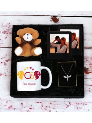 Kişiye Özel Sarı Kırmızı Taraftar Isim Soyisim Tasarımlı Kupa Bardak Peluş Ayıcık Anahtarlı Ahşap Siyah Çerçeve ve Melek Kolye Seti