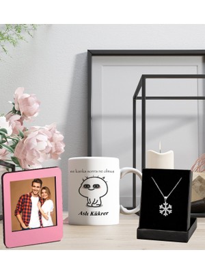 Kişiye Özel Isim Soyisim Arkadaş Tasarımlı Kupa Bardak ve Resimli Pembe Çerçeve Kartanesi Kolye Set