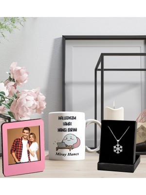 Kişiye Özel Isim Soyisim Halledicem Tasarımlı Kupa Bardak ve Resimli Pembe Çerçeve Kartanesi Kolye Set