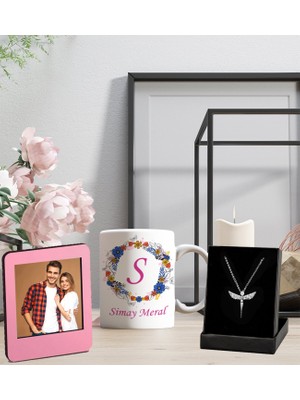 Kişiye Özel Baş Harf ve Isim Soyisim Tasarımlı Kupa Bardak ve Resimli Pembe Çerçeve Melek Figürlü Kolye