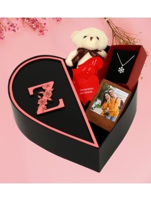 Kişiye Özel Kalpli Kutu Baş Harf Tasarımlı Kalp Kutu ve Peluş Ayıcık Anahtarlık Çerceve Kartanesi Kolye ve Aşk Sözleri (Pembe-Sıyah)
