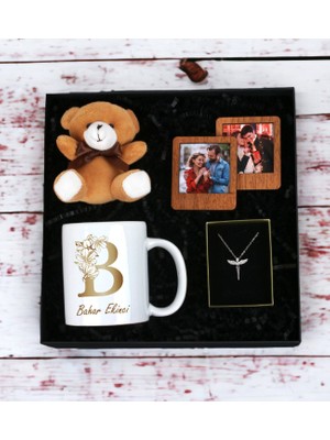 Kişiye Özel  Baş Harf  ve Isim Soyisim Tasarımlı Kupa Ayıcık Anahtarlı Ahşap Çerçeve ve Melek Kolye Seti