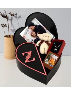 Anneler Gününe Özel Baş Harf Tasarımlı Kalp Kutu ve Peluş Ayıcık Anahtarlık Çerceve ve Kartanesi Kolye