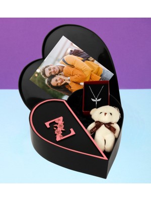 Kişiye Özel Kalpli Kutu Baş Harf Tasarımlı Kalp Kutu ve Peluş Ayıcık Anahtarlık ve Melek Kolye (Siyah-Pembe)