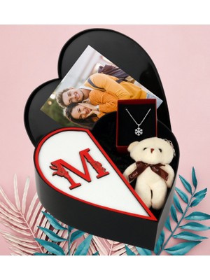 Kişiye Özel Kalpli Kutu Baş Harf Tasarımlı Kalp Kutu ve Peluş Ayıcık Anahtarlık ve Kartanesi Kolye (Kırmızı-Beyaz)