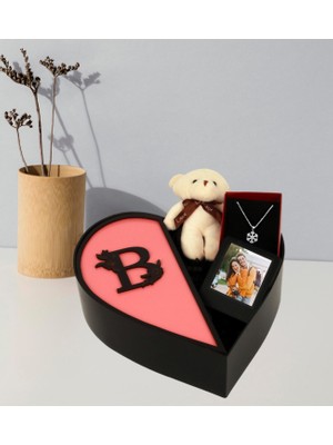 Kişiye Özel Kalpli Kutu Baş Harf Tasarımlı Kalp Kutu ve Peluş Ayıcık Anahtarlık Çerceve ve Kartanesi Kolye (Siyah-Pembe)