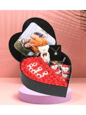 Kalp Kutu Tasarımlı Kişiye Özel Baş Harfli Fotoğraflı New Kalp Kutu Çiçek Çikolata Buketi Ayıcık Anahtarlık (Kırmızı)