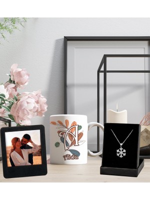 Kişiye Özel Baş Harf ve Isim Yaprak Tasarımlı Kupa Bardak ve Resimli Siyah Çerçeve Kartanesi Kolye