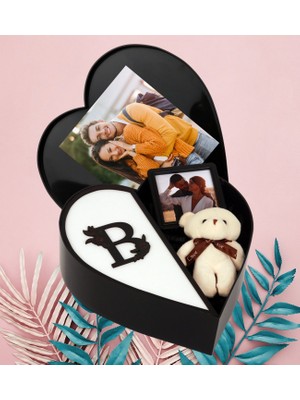 Kişiye Özel Kalpli Kutu Baş Harf Tasarımlı Kalp Kutu ve Peluş Ayıcık Anahtarlık ve Sök Tak Çerceve (Beyaz-Siyah)