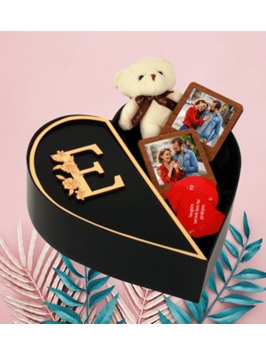 Kişiye Özel Kalpli Kutu Baş Harf Tasarımlı Kalp Kutu ve Peluş Ayıcık Çift Çerçeve ve Aşk Sözleri (Siyah-Gold)
