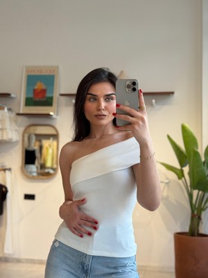 Tek Omuz Ekru Bluz. Elastan kumaşı sayesinde rahat bir kullanım sağlamakta. Satın alım yapılırken standart bedeninize göre tercih edebilirsiniz☺️