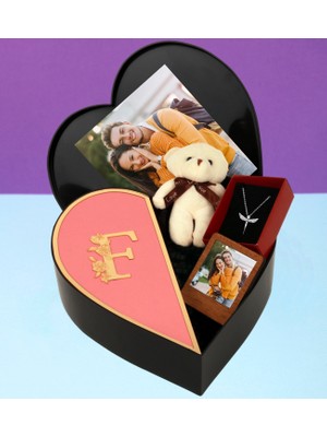 Kişiye Özel Kalpli Kutu Baş Harf Tasarımlı Kalp Kutu ve Peluş Ayıcık Anahtarlık Çerceve ve Melek Kolye (Pembe-Altın)