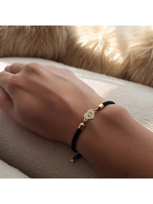 Altın Plakalı 14 Ayar O Harfine Özel Siyah Örgü Ipli Kalp Figürlü Hediye BILEKLIK-475HARF