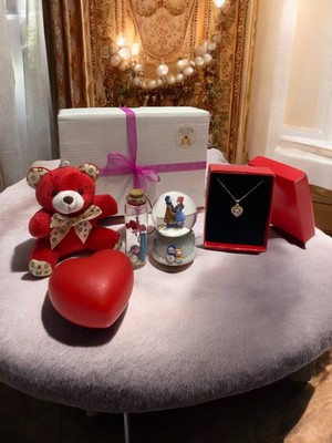 Sevgiliye Özel Hediye Kutusu – Kalpli Kolye, Işıklı Kar Küresi ve Peluş Ayıcık