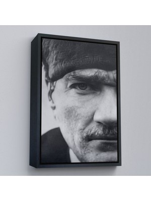 Siyah Çerçeveli Atatürk Portre Tablosu Mustafa Kemal Atatürk Dikdörtgen Dekoratif Kanvas Tablo