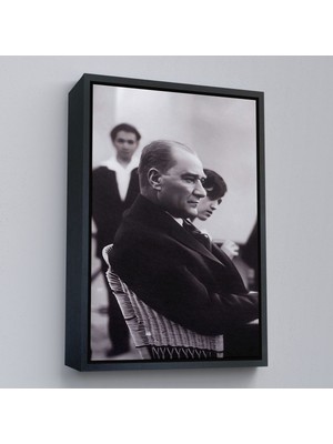 Siyah Çerçeveli Iskembe'de Oturan Mustafa Kemal Atatürk Tablosu
