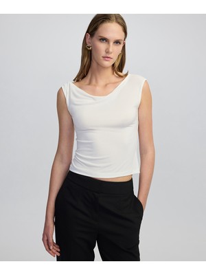 Miss İpekyol Asimetrik Kol Tişört IW6250070007018